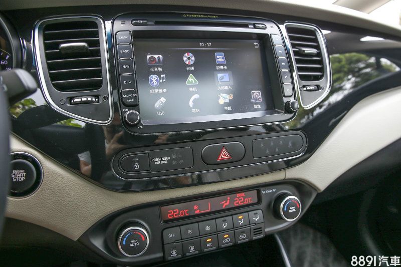 CarensCRDi全車系皆搭載8吋多媒體觸控影音系統，內建GPS導航、USB/SD/AUX/藍牙等功能，搭配6支喇叭數。