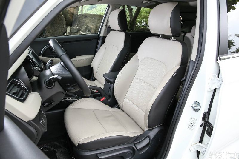 除了入門的豪華版車型以外，CarensCRDi其餘車型全搭載透氣皮質座椅。