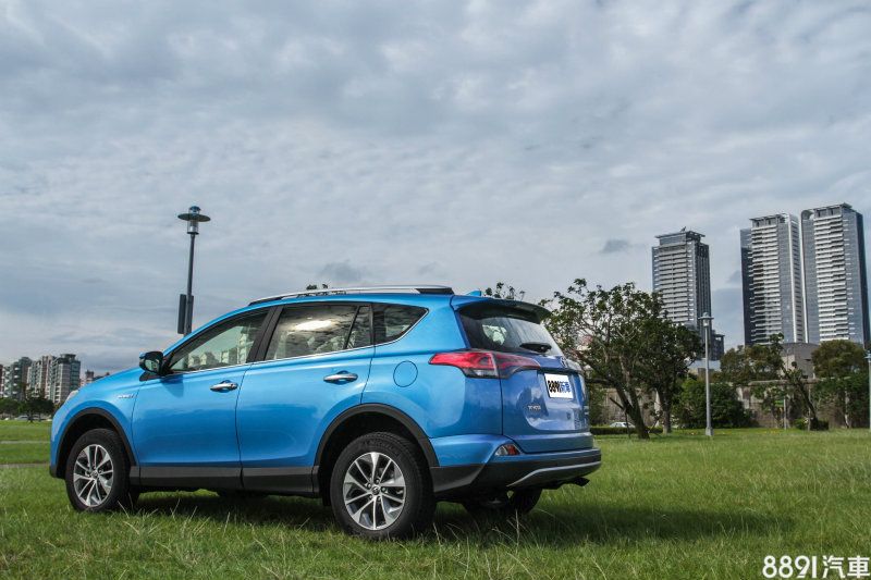 此次試駕車型為小改款後首度出現的Hybrid油電複合動力車型。 此次試駕車型為小改款後首度出現的Hybrid油電複合動力車型。