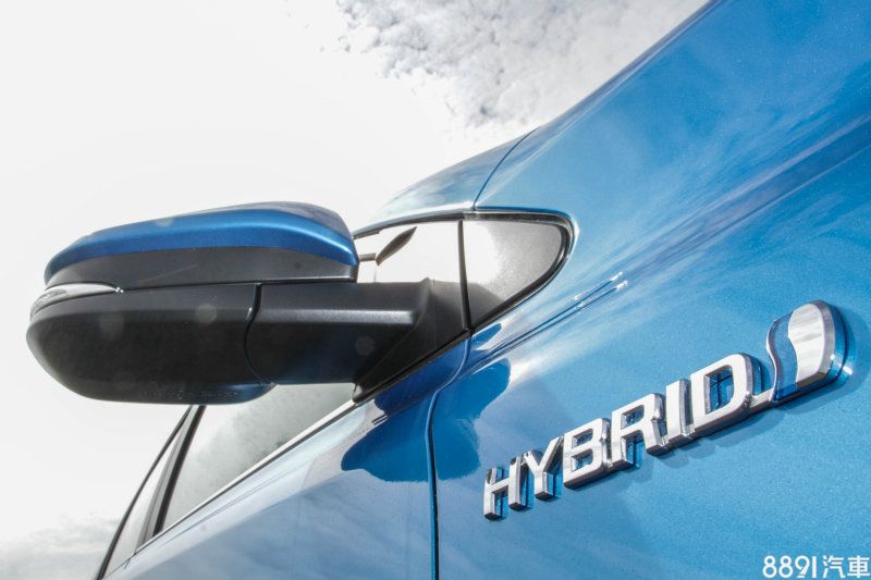 RAV42.5 Hybrid尊爵型售價為新台幣125萬，葉子板上的徽飾與透出藍光的品牌Logo為專屬設計。