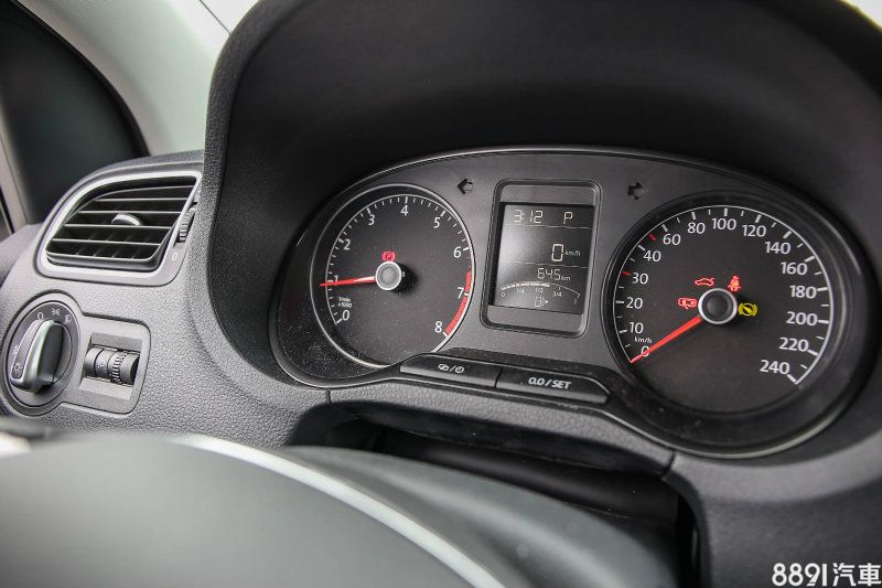 儀表內配備有多功能旅程電腦。