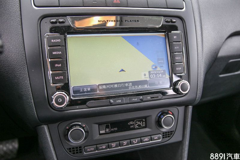 試駕的1.6L HL車型配備觸控式高級影音主機，含行車導航資訊系統。