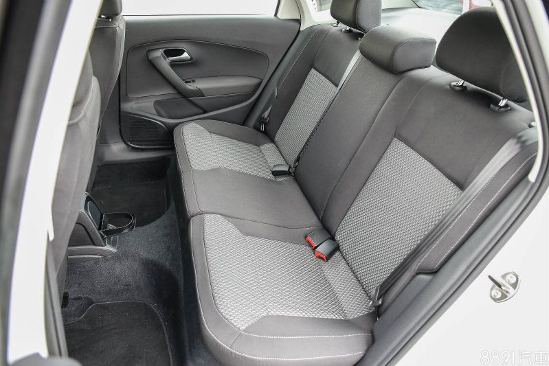 後座椅提供可前傾式分離設計。