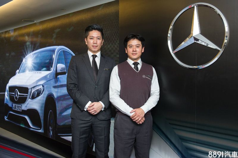AMG Performance Center 專屬的產品銷售及技術服務顧問，佩上黑色 AMG 標誌名牌增添性能品牌識別