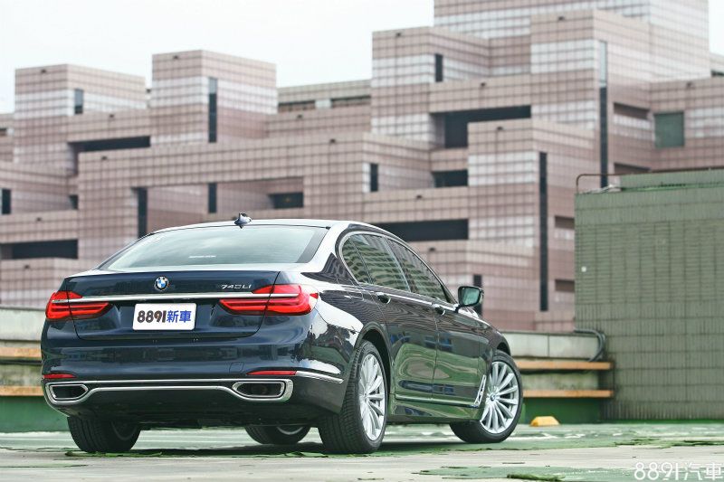 全新大改款7 Series共計擁有三種動力六款車型,價位分佈由398萬元至672萬元。 全新大改款7 Series共計擁有三種動力六款車型,價位分佈由398萬元至672萬元。