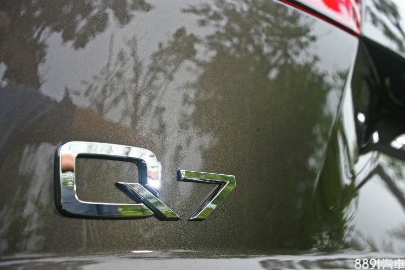 全新Q7在車身常與寬部分都較過往有所縮減，軸距也有著6mm的差異，但完全不會讓車艙乘坐空間因而減損。
