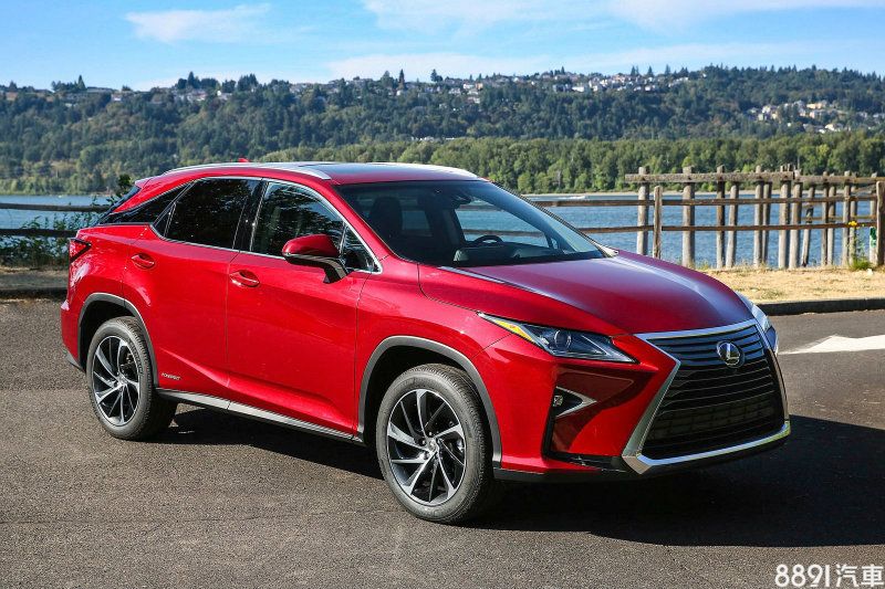 也甫大改款的Lexus RX車系，售價從最入門RX 200t的219萬元開始，最頂級的RX 450h旗艦以及F Sport版則為329萬元。
