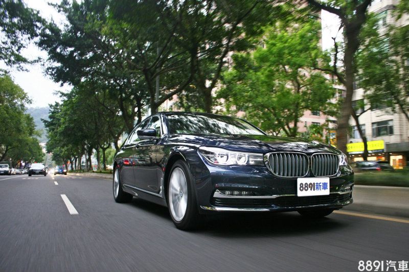 以王者之姿霸氣登場的全新7 Series，各方面表現令人期待，而今總算能一親芳澤。