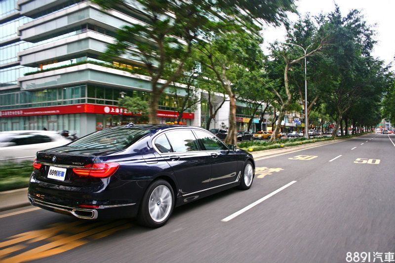 740Li Luxury擁有一具3.0升直列六缸渦輪增壓引擎，可輸出326匹最大馬力。