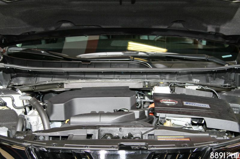 透過與Infiniti QX60 Hybrid相同的複合動力系統，Murano Hybrid具備有綜效250匹馬力、33.6公斤米峰值扭力輸出，且在消費者重視的油耗部分也受惠於Hybrid單元而有所改善。