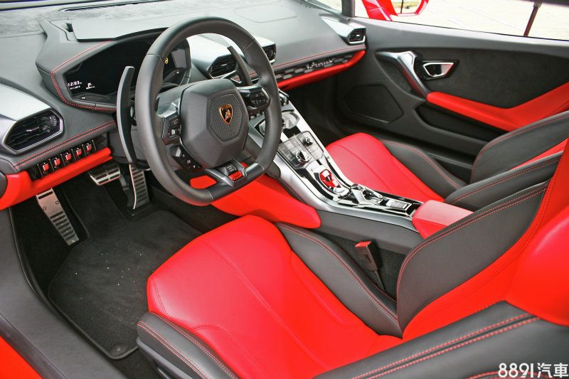選擇了紅黑雙色座艙鋪陳，讓這輛Huracan LP610-4更顯熱情奔放。