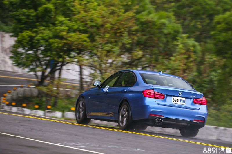 受惠於M Sport套件換上的M款跑車化懸吊與專屬輪圈，讓車身高度更降低10mm，車身更為貼近地面，也讓人更放膽的挑戰彎道極限。