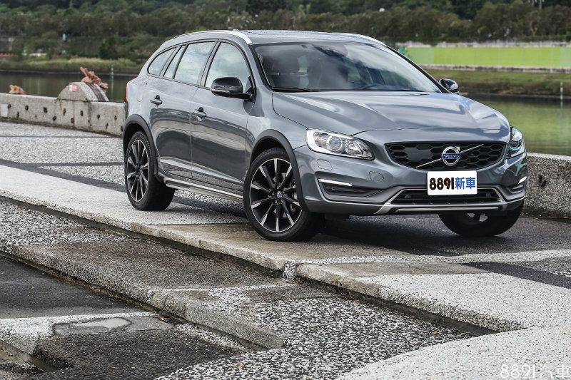 為提供喜愛V60旅行車款買家更多選擇，國際富豪汽車引進全新V60 Cross Country車型。