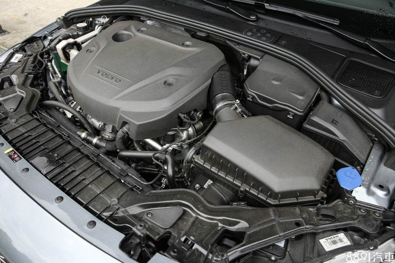 V60 Cross Country搭載D4柴油動力，藉由2.0升渦輪增壓柴油引擎發揮，可輸出190hp最大馬力與40.8kgm最大扭力。