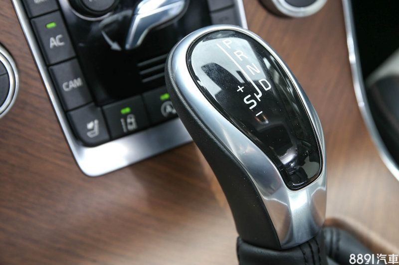 變速系統搭配Geartronic八速手自排變速箱。