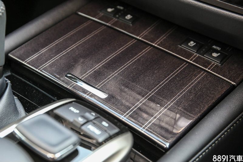 亮面木質材質飾板展現品牌一貫的高質感。