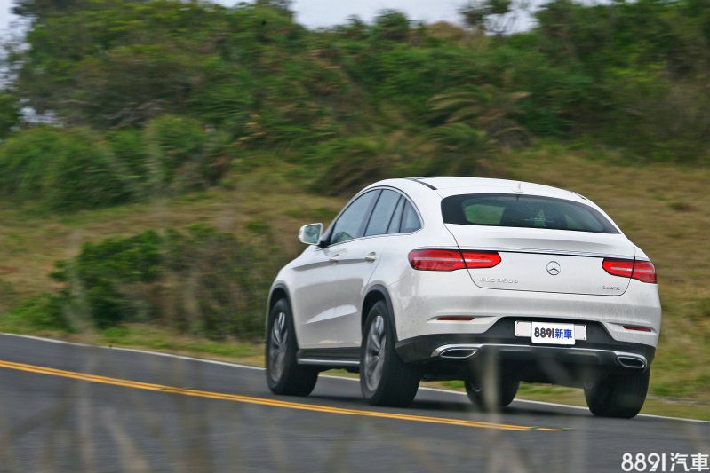258匹/63.2公斤米的輸出，讓這輛車長4900mm的大傢伙依舊跑得飛快。