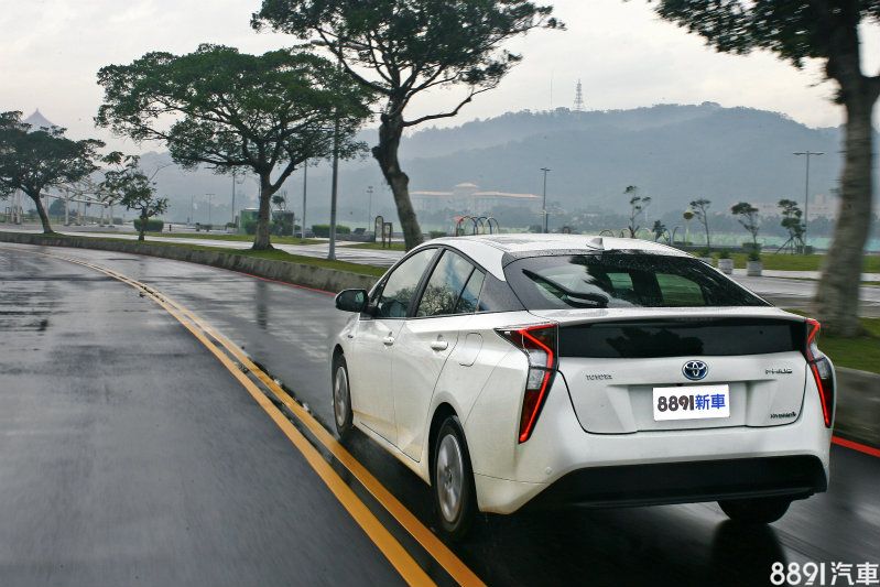 全新世代Prius不僅更長更寬，同時車高降低以獲得更優異的空力效率。