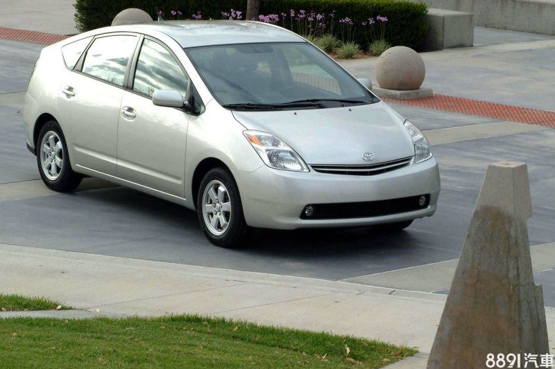 自2003年於日本上市的第二代Prius開始得見現今的掀背雛形，台灣也曾引進。