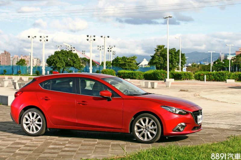 Mazda 3五門擁有長車頭短車尾的設計,多數消費者相當買單。 Mazda 3五門擁有長車頭短車尾的設計,多數消費者相當買單。