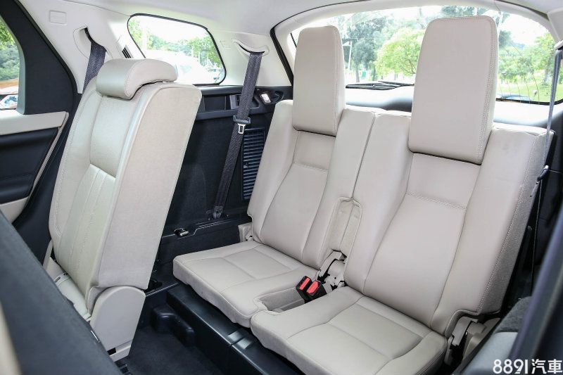 第二排座椅具備椅背角度調整、椅面前後滑移等功能。