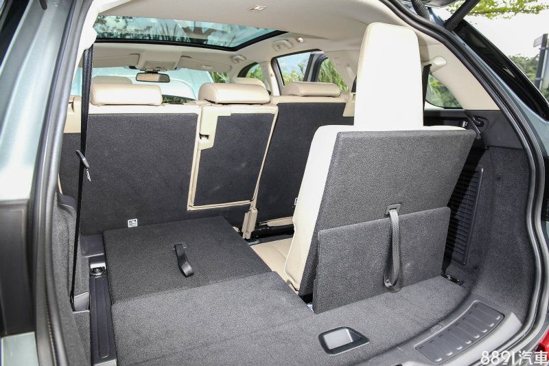 透過第二排與第三排座椅的收折功能，讓置物空間可從602公升擴充至1698公升。