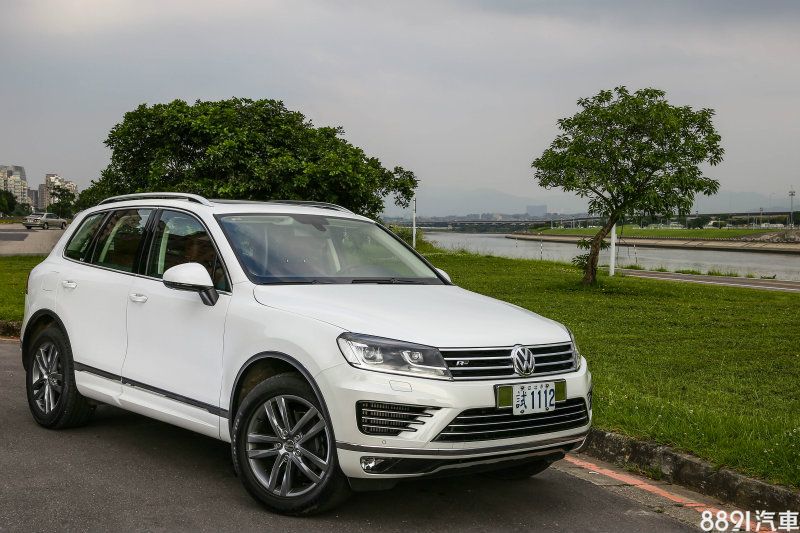目前福斯台灣引進的Touareg為第二代小改款車型，保有車系一貫的中規中矩造型特色。