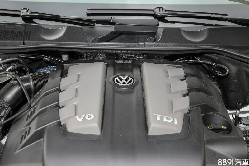Touareg 3.0 TDI BMT R-Line搭載3.0升TDI V6柴油引擎，具備245hp/56.1kgm輸出表現，搭配8速Tiptronic手自排變速系統。