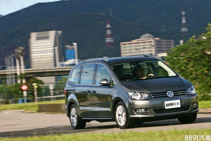 Volkswagen Sharan 330 TDI Highline是款十分適合家庭使用的多功能中型MPV車款。 Volkswagen Sharan 330 TDI Highline是款十分適合家庭使用的多功能中型MPV車款。