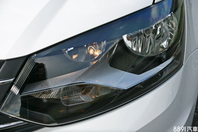 複雜設計的頭燈，讓外觀看起來一點也不顯寒酸，甚至有幾分好質感。