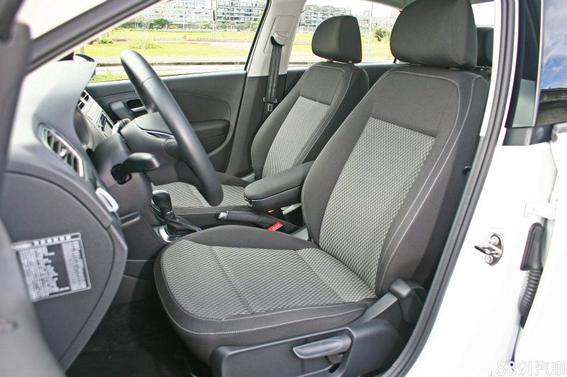 織布座椅相當好坐，同時車室空間也因軸距放大較Polo更為寬裕。