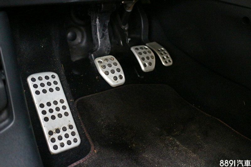 油門與煞車踏板高低間距較大，不算容易漂亮完成跟趾動作。