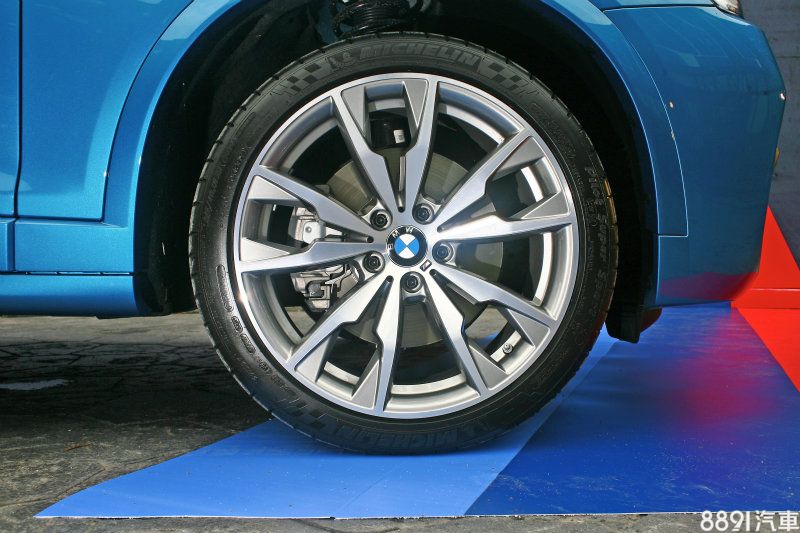 車艙中，首先映入眼簾的便是造型漂亮的M款多功能方向盤