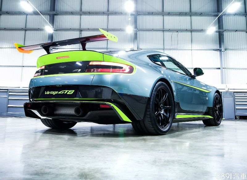 Vantage GT8尾翼款式、後下擾流設計與Vantage GT12相當神似，倒是尾翼側邊翼面較小，可以分辨兩者身分。