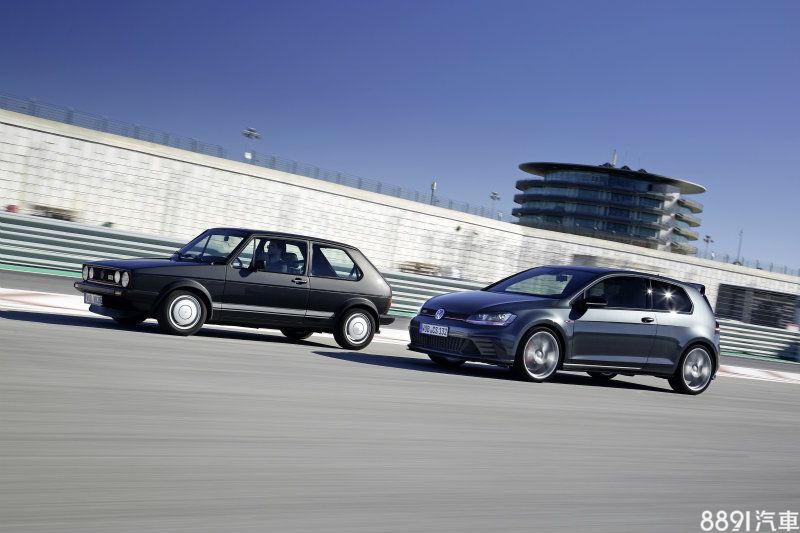 第一代Golf GTI問世於1976年，因此今年正是Golf GTI車系四十周年紀念，從最初110hp，一路走到即將正式推出的Clubsport S 310hp，算是忠實展現前驅鋼砲在車壇上的動力演進，因為現今想要奪取最速FF名聲，三百匹已成基本條件。