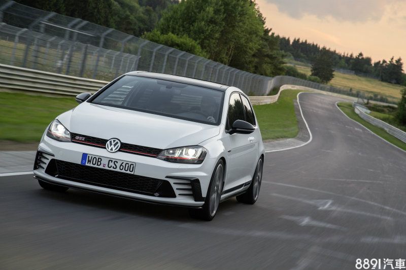 Golf GTI Clubsport才誕生沒多久，如今又追加強化版Clubsport S，馬力從265hp提升到310hp，遽聞紐柏林單圈有7分50秒能耐，若真如此，將擠下Civic Type R成為最速市售FF車款。