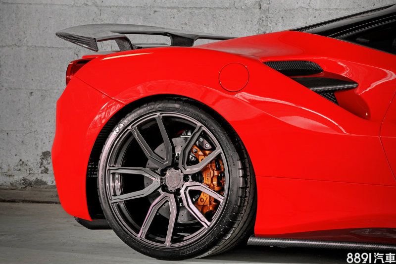 鋁圈為21吋VOS設計的新式樣鋁圈與性能跑胎，兼具張力感十足的視覺震撼下，升級性能同時，不忘安全抓地力的重要性。