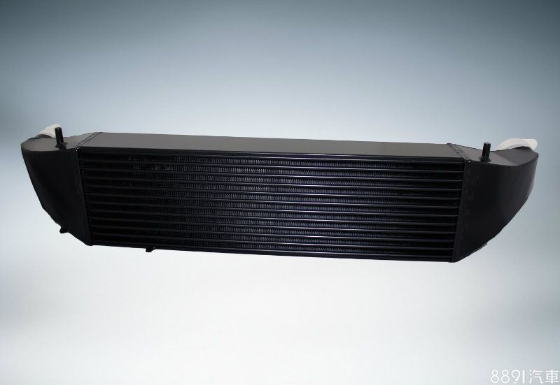 能讓RS3動力從367hp/47.5kgm提升到50hp/56.1kgm，這只加大的Intercooler進氣冷卻器是功臣之一。
