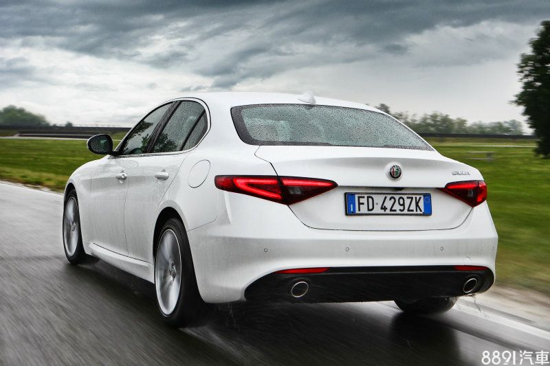 Giulia動力規劃頗為多樣，不過初期以2.2升柴油為主，2.0升汽油渦輪引擎會在稍後加入陣容。