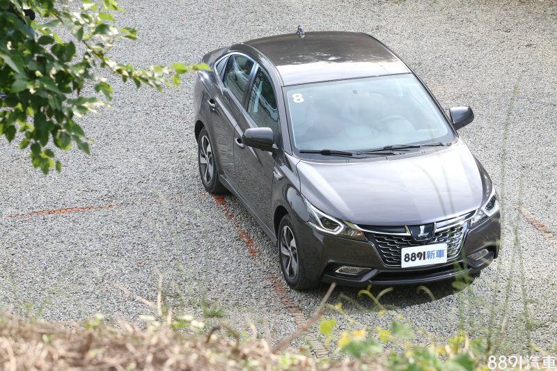 S3車頭充分結合家族飛翼設計和新導入的破風式外觀元素，整體看來時尚大器，水箱護罩與前葉子鈑上的折線，更顯年輕化與動感。