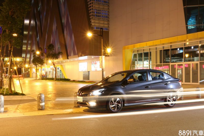 車側鈑線與後窗下方曲線充分演繹出駐筆回鋒的設計概念，車頂傾斜坡度不大則為實際性考量，畢竟S3市場族群為小家庭，空間與乘坐舒適感等因素也十分重要。