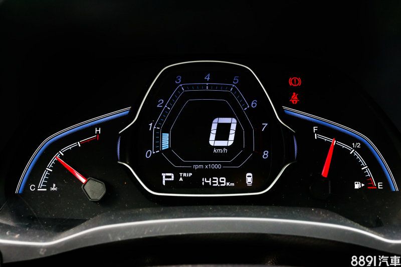 此次試車為旗艦款車型，其儀表電子液晶為尊爵與旗艦型所有，中央液晶顯示幕能顯示時速與檔位顯示等，兩旁的水溫與油量則是類比指針設計，整體而言有不錯的辨識性。
