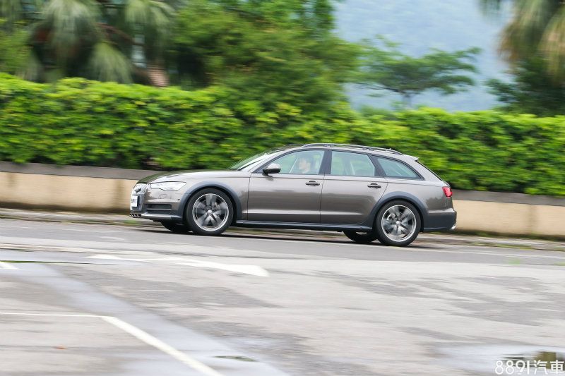  雖然1、2檔油門收放較容易有頓挫，但瑕不掩瑜，這具3.0升TDI搭配在A6 Allroad頗有柴油性能味！