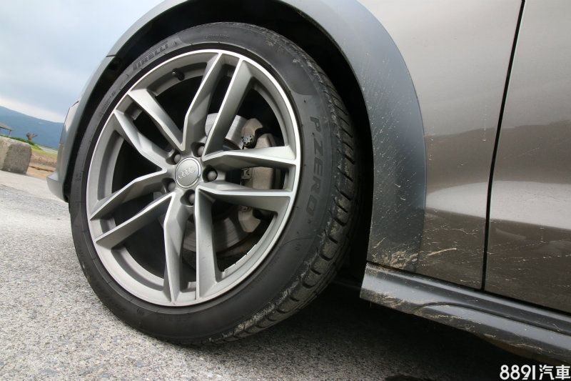 A6 Allroad標配235/55R18輪胎，試駕車選配255/40R20，漂亮的20吋鋁圈和低扁平比的P Zero跑胎，在越野時實在讓人感到不捨。