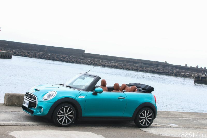 新世代Mini Cabrio車身放大，並供應14種車色、9種輪圈選項。主打顏色為全新推出了Caribbean Aqua加勒比海藍，陽光下十分美麗。