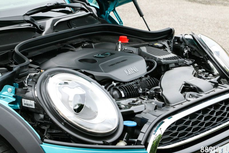 這具2.0升TwinPower Turbo渦輪增壓汽油引擎具有192hp馬力，只要極低的1250rpm轉速就能輸出28.57kgm最大扭力，搭配Steptonic六速手自排變速箱，7.1秒破百。