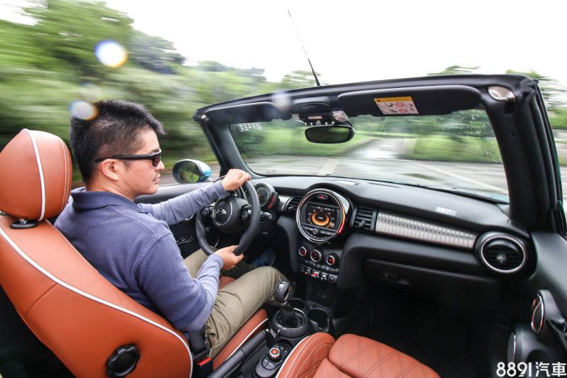 新世代Mini Cooper S Cabrio改善車體笨重的問題，無論高速彎還是狹窄彎道的表現都變得更順暢，儘管懸吊偏硬，卻不失Mini的活潑調性。