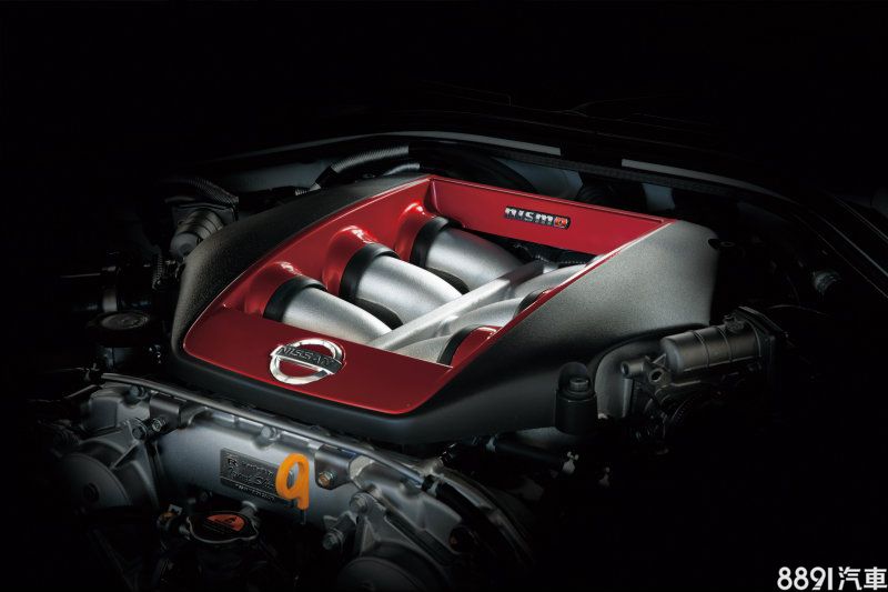 新年式GT-R Nismo動力維持依舊，最大馬力600hp，配置源自GT3廠車的渦輪，是與一般版GT-R在引擎上最大差異之處。