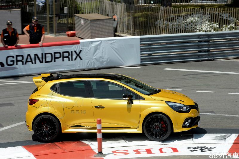 Clio R.S.16前懸吊來自不少Megane RS架構，後懸吊更是移植拉力廠車Clio R3T製品，而剎車系統則移植Megane RS，輪胎規格為235/R19。