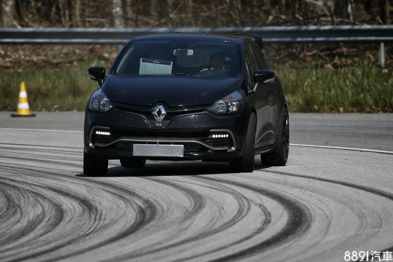 此為Clio R.S.16開發初期原型車測試,看其彎中反打的動態反應,實在讓人備感好奇實際性能! 此為Clio R.S.16開發初期原型車測試,看其彎中反打的動態反應,實在讓人備感好奇實際性能!
